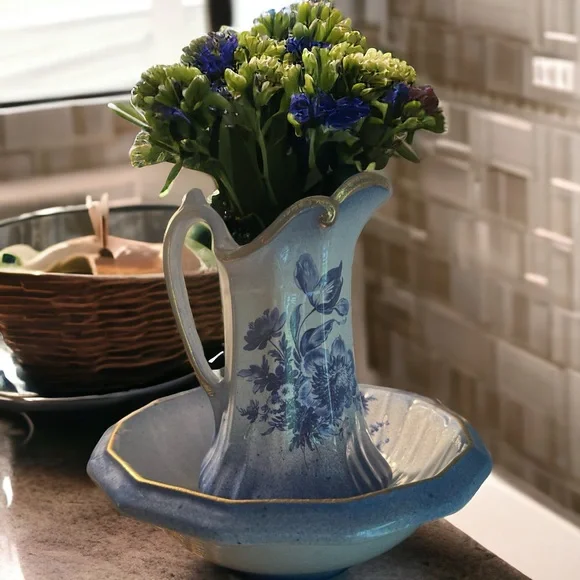 Vintage wash bowl and pitcher with blue floral design - Picture 3 of 3